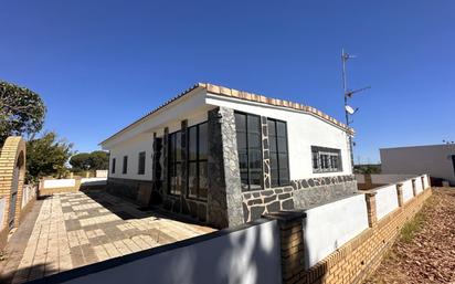 Vista exterior de Finca rústica en venda en Gibraleón amb Jardí privat, Traster i Piscina