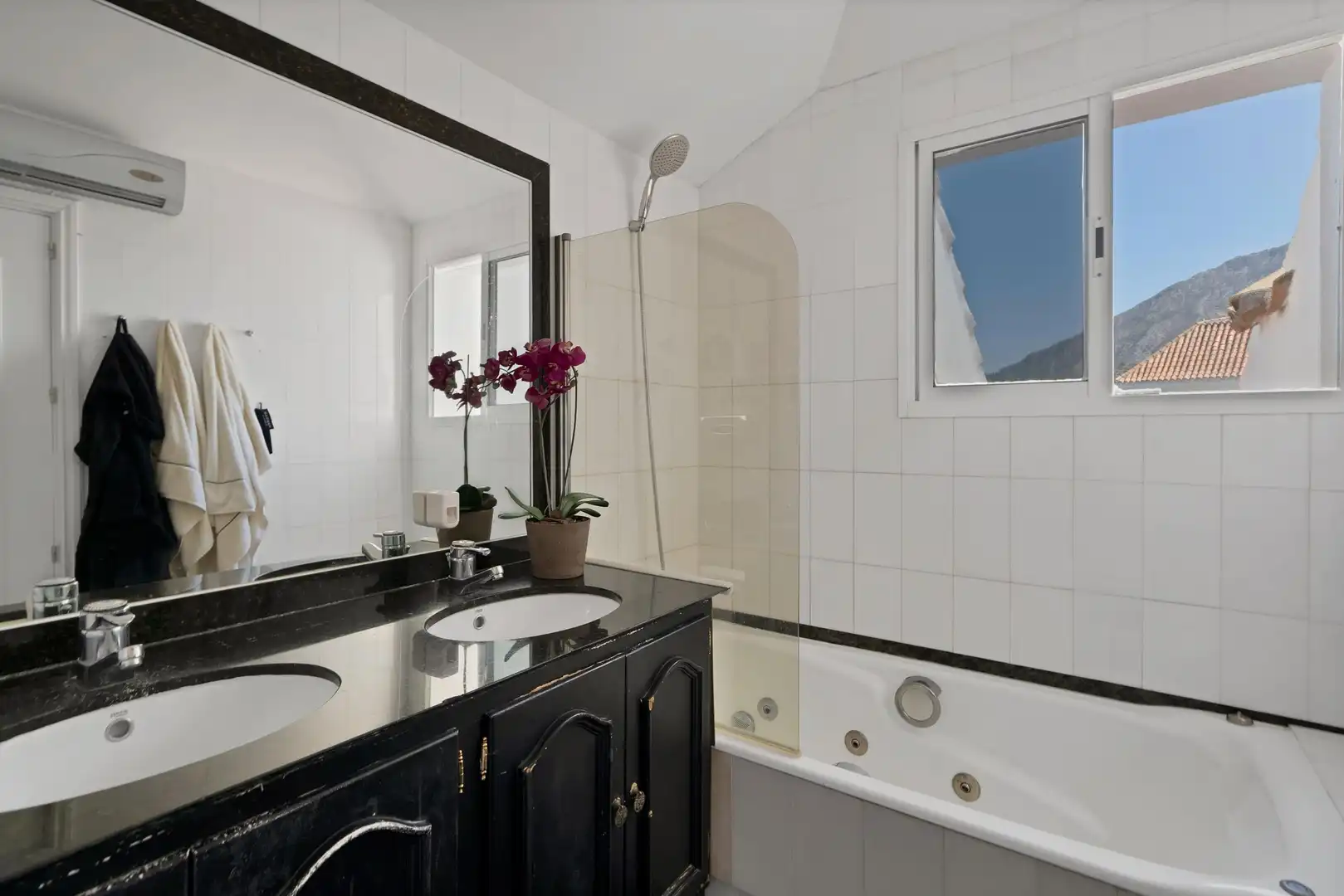 Bathroom of Attic for sale in Marbella  with Private garden, Terrace and Alarm