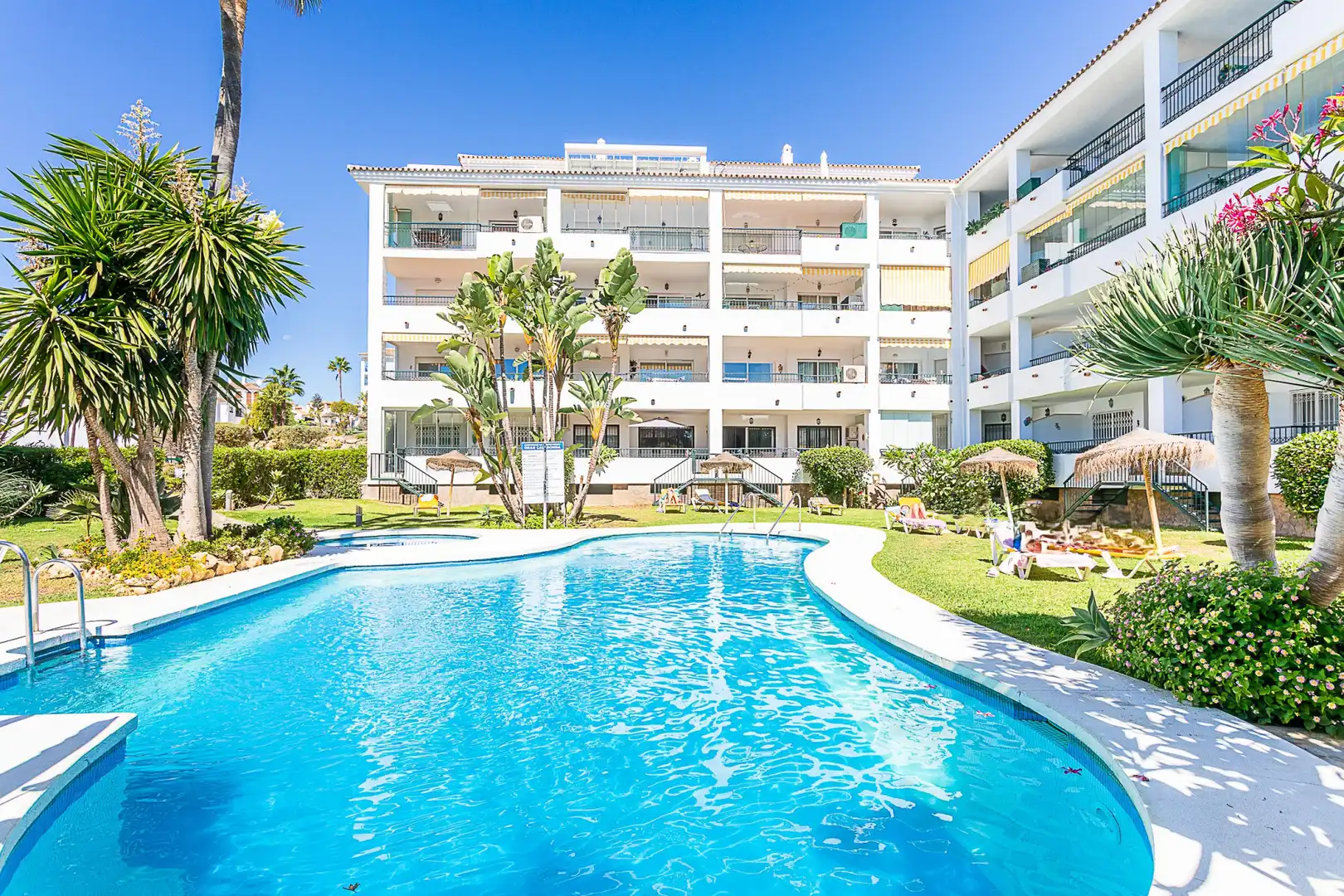 Apartament amb piscina en venda a Calahonda