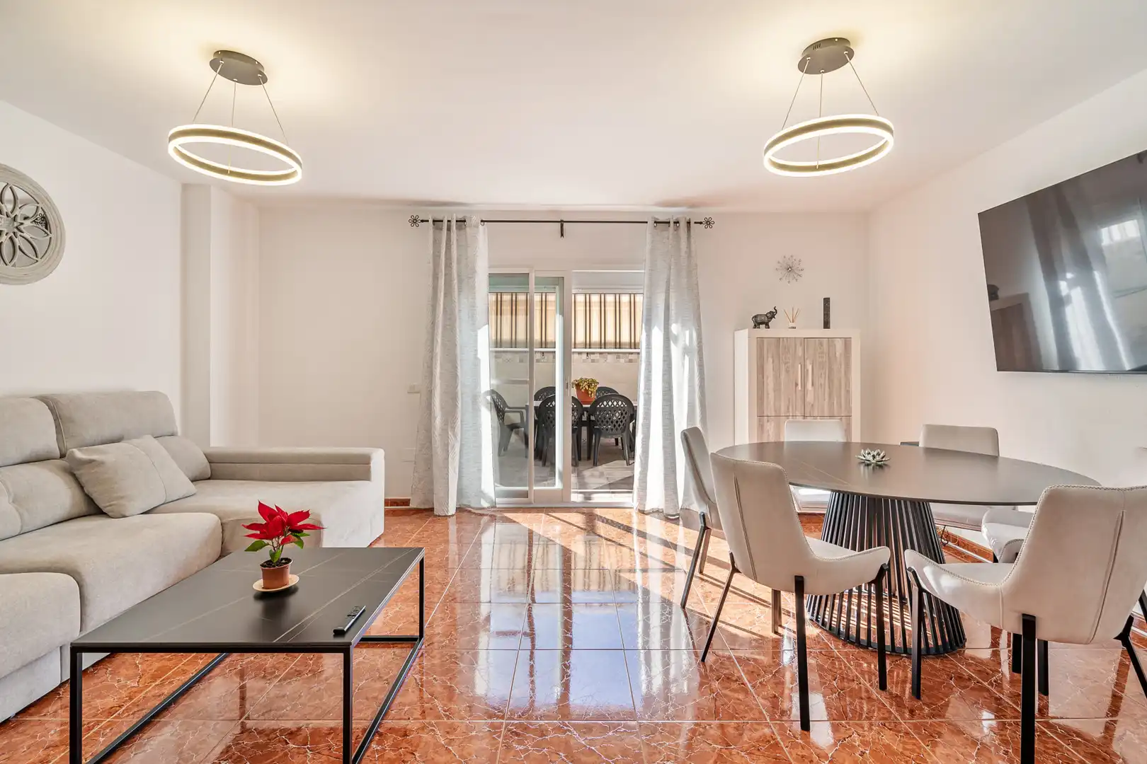 Sala d'estar de Casa adosada en venda en Estepona amb Aire condicionat i Terrassa