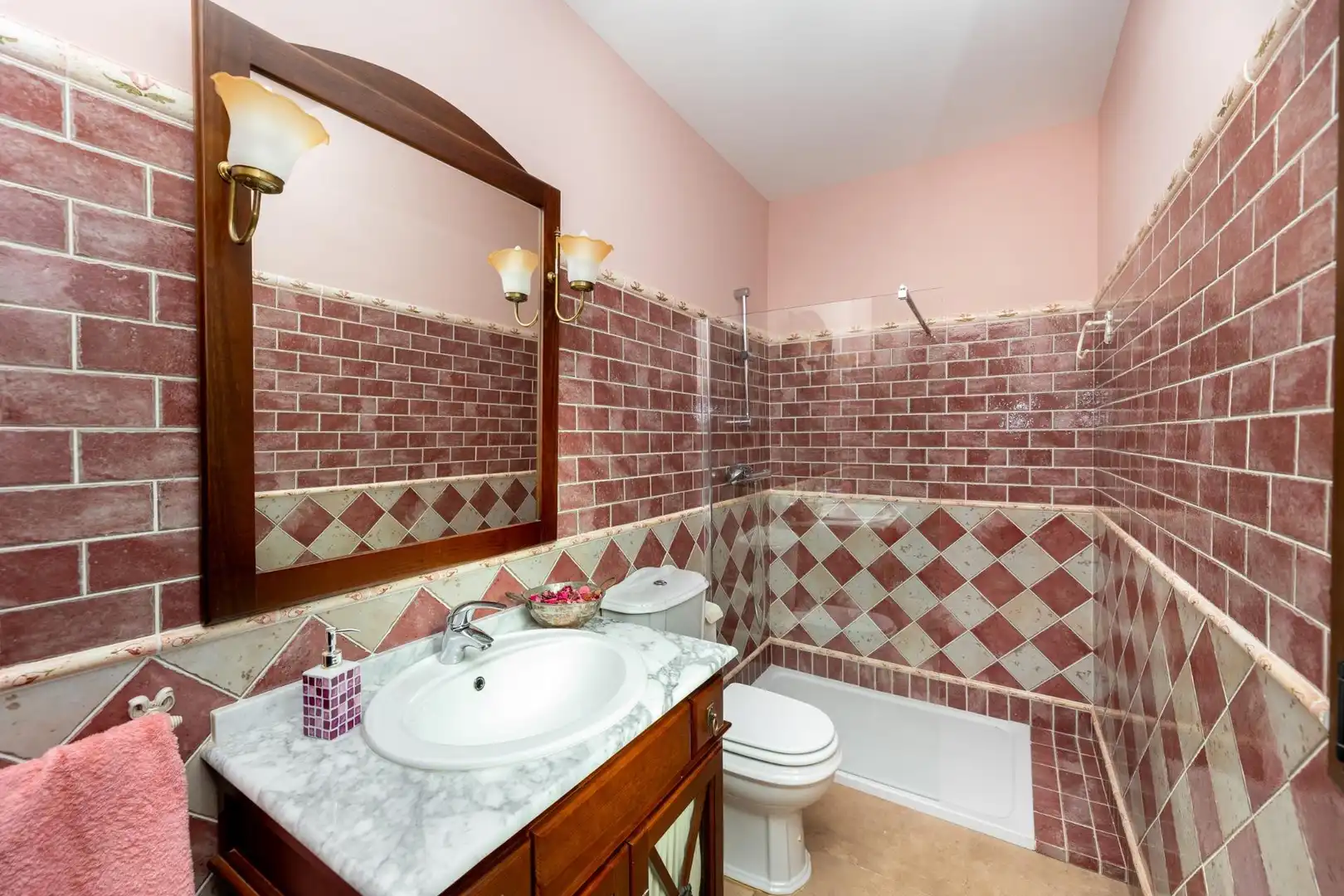Bathroom of Houses for sale in Colomera  with Heating, Terrace and Storage room
