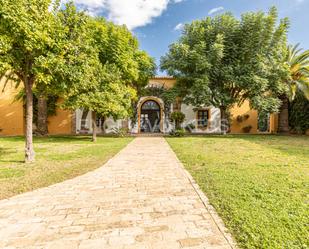 Vista exterior de Casa o xalet en venda en Umbrete amb Calefacció, Jardí privat i Piscina