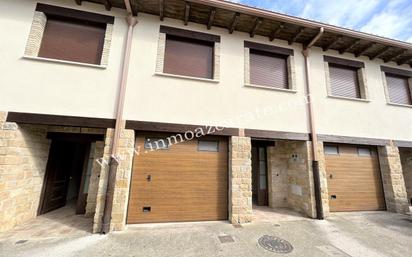 Vista exterior de Casa adosada en venda en Valle de Yerri / Deierri amb Calefacció i Jardí privat