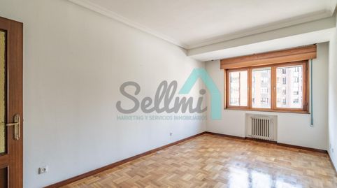 Foto 2 de Piso en venta en Jerónimo Ibrán, Milán - Pumarín, Oviedo