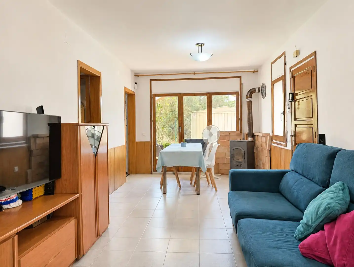 Sala d'estar de Casa adosada en venda en L'Escala amb Calefacció, Jardí privat i Terrassa