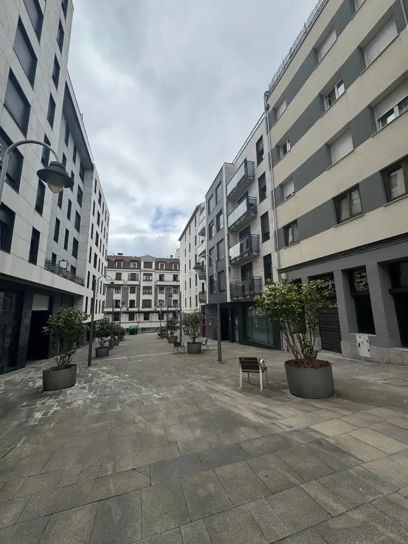 Vista exterior de Pis en venda en Bilbao  amb Calefacció