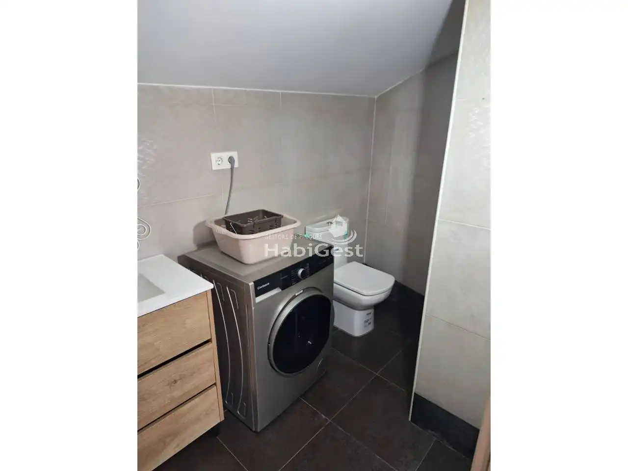 Badezimmer von Maisonette zum Verkauf in Sils mit Klimaanlage, Terrasse und Gemeinschaftspool