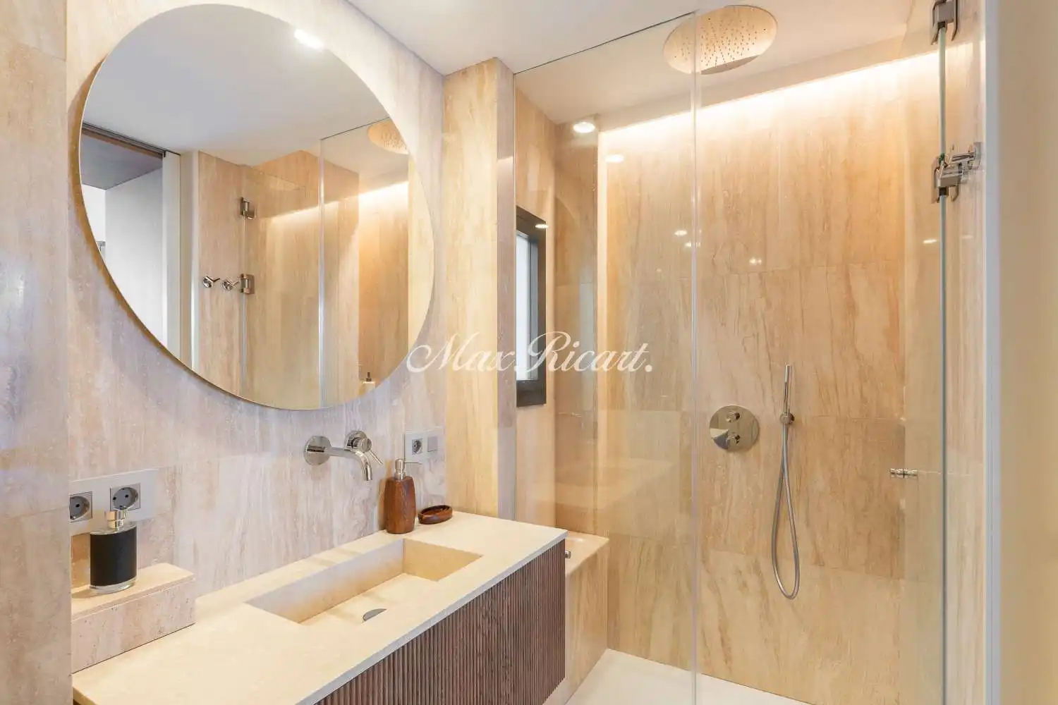 Bathroom of Attic for rent in Barcelona  with Air Conditioner, Heating and Terrace