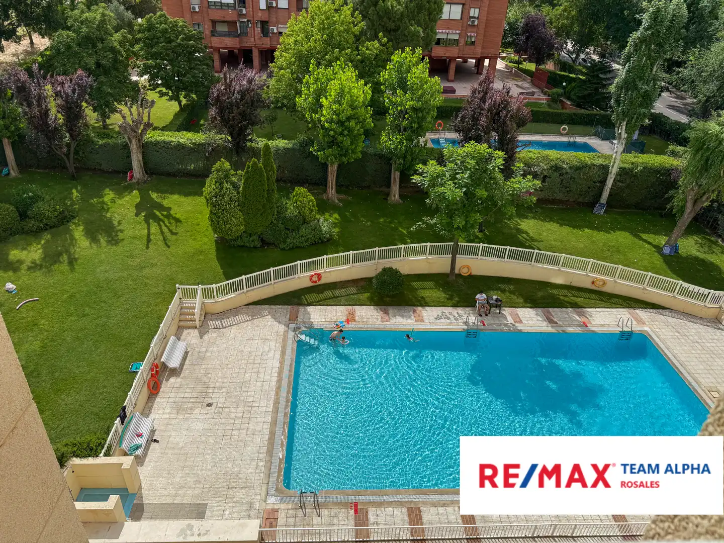 Piscina de Casa o xalet en venda en Madrid amb Calefacció, Jardí privat i Parquet