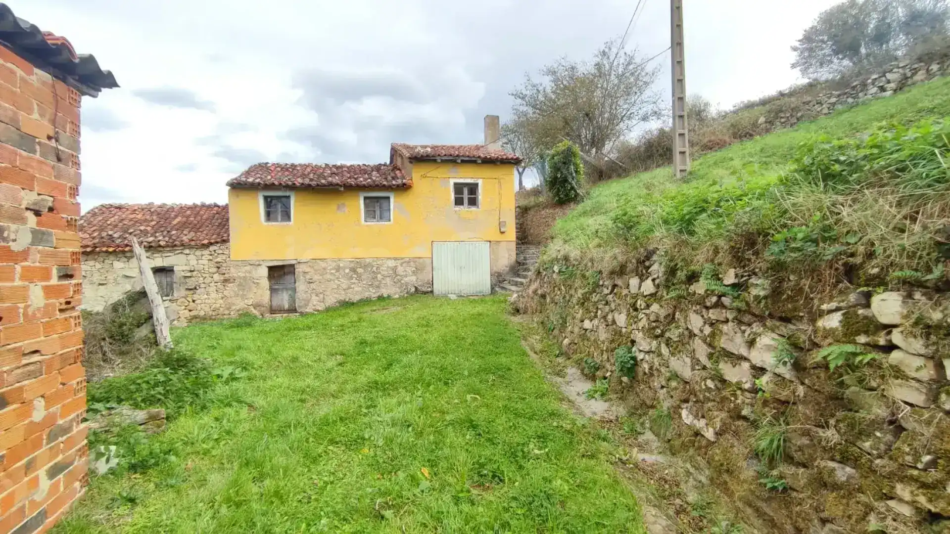 Casa o xalet en venda en Belmonte de Miranda amb Jardí privat