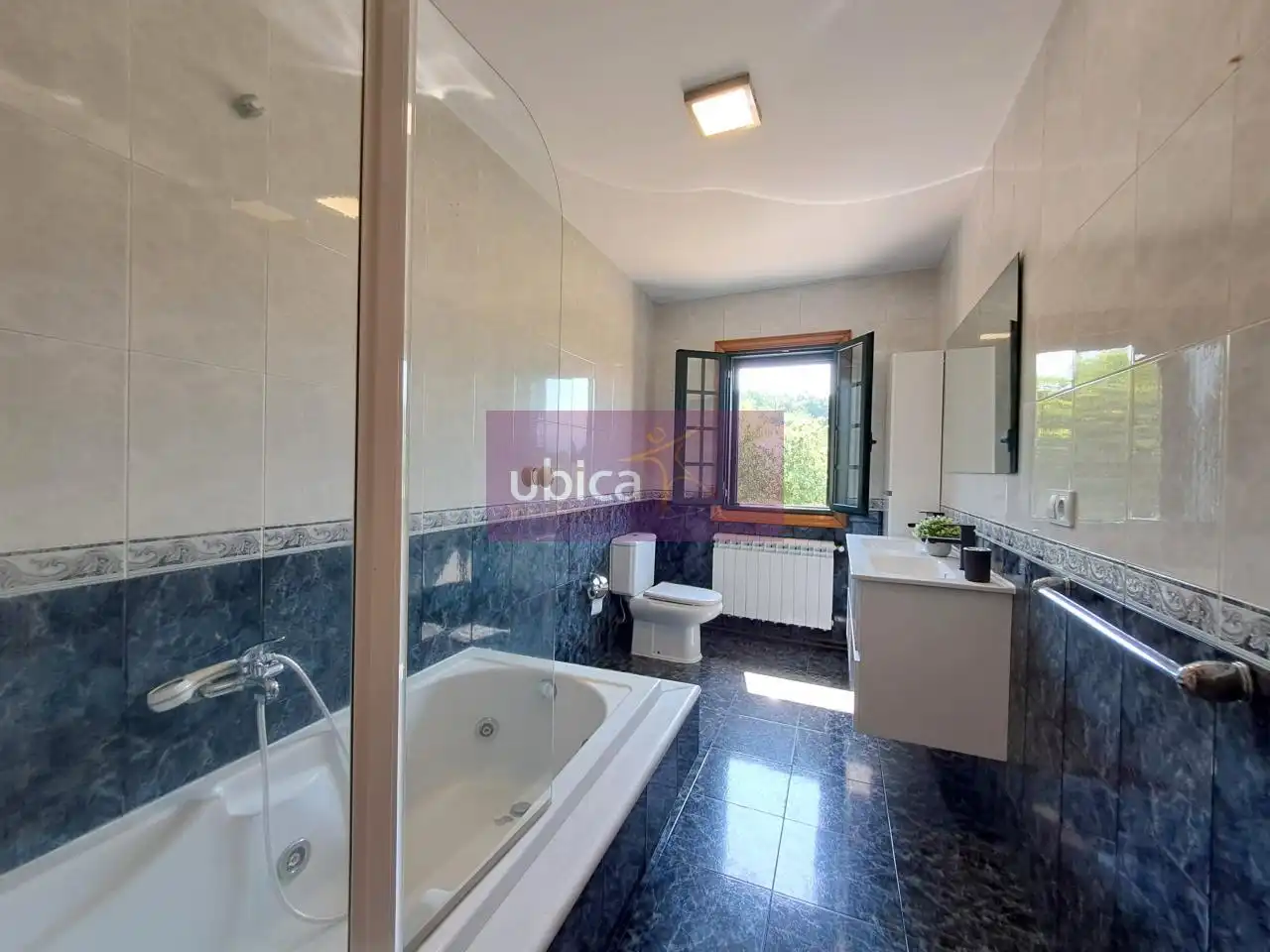 Badezimmer von Haus oder Chalet zum Verkauf in Tui mit Heizung, Privatgarten und Terrasse