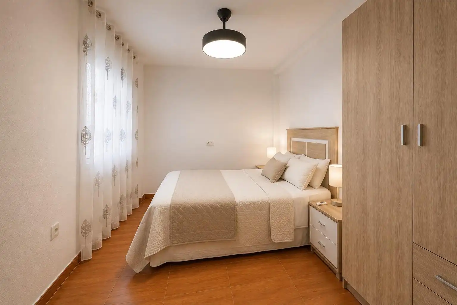 Dormitori de Apartament de lloguer en Almería amb Moblat i Balcó
