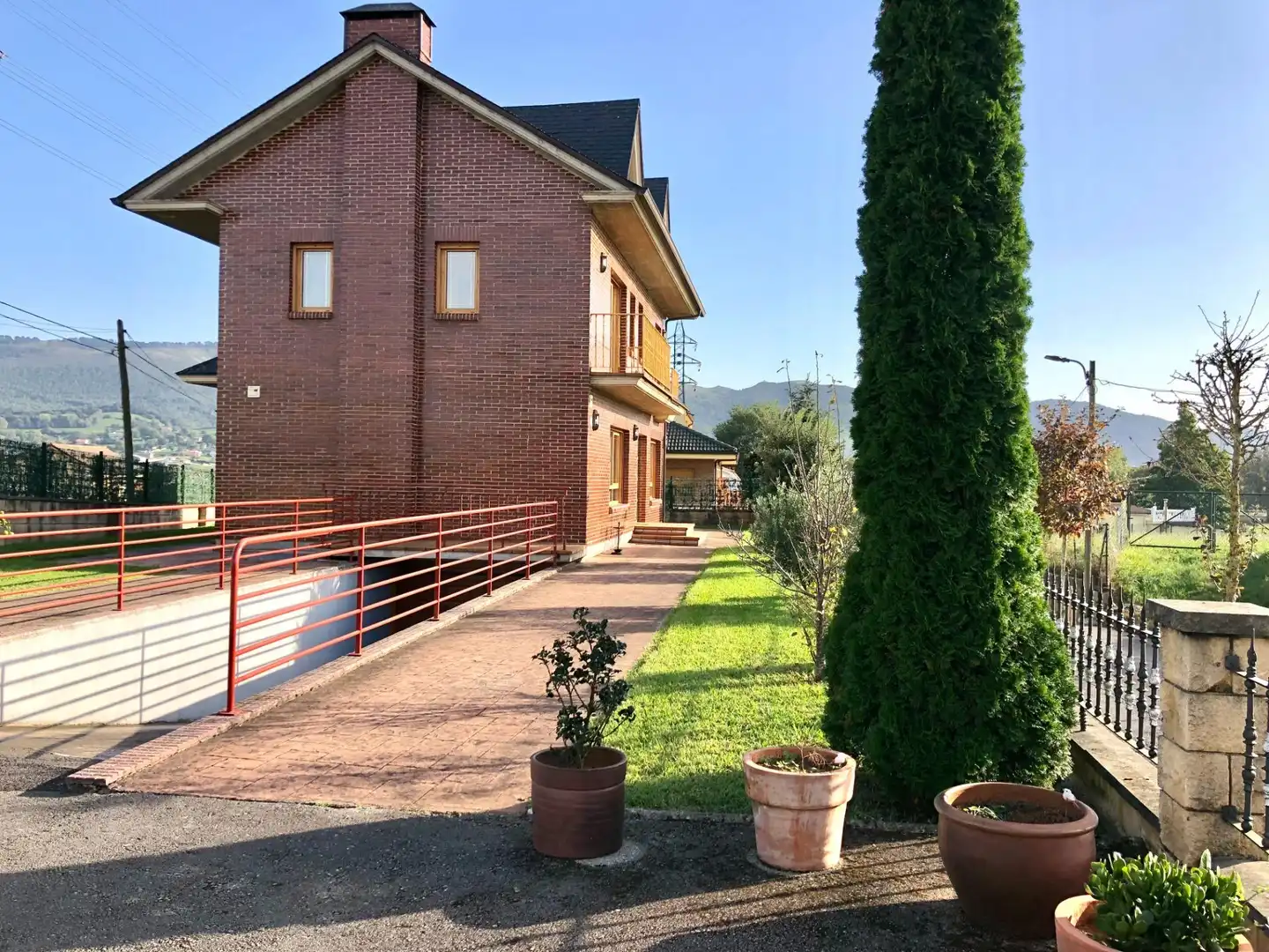 Vista exterior de Casa o xalet en venda en El Astillero   amb Calefacció, Jardí privat i Terrassa