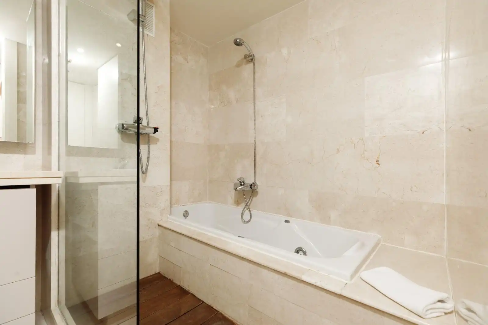 Badezimmer von Dachboden zum Verkauf in Manilva mit Klimaanlage, Heizung und Terrasse