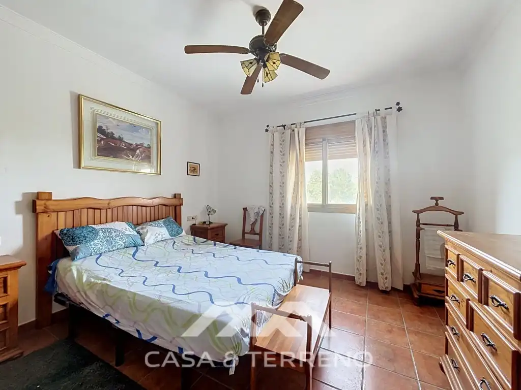 Dormitori de Casa o xalet en venda en El Burgo amb Aire condicionat, Jardí privat i Moblat