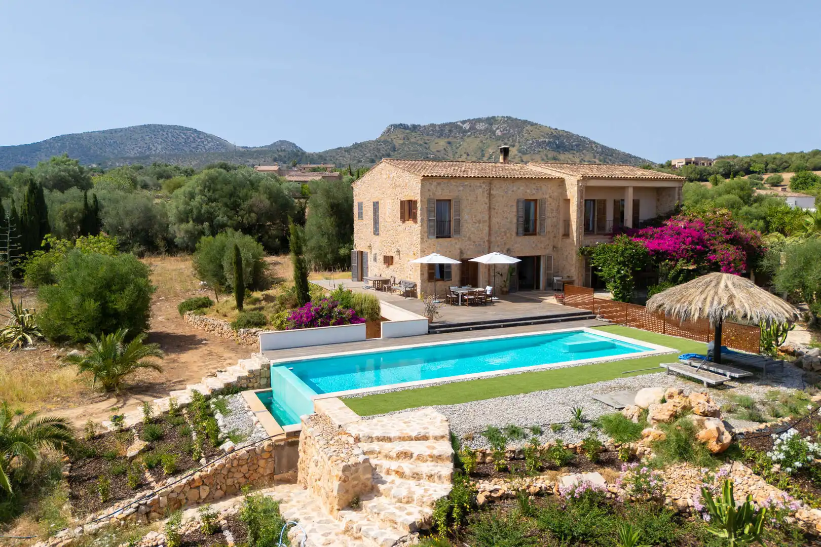 Vista exterior de Finca rústica en venda en Sant Llorenç des Cardassar amb Aire condicionat, Terrassa i Moblat