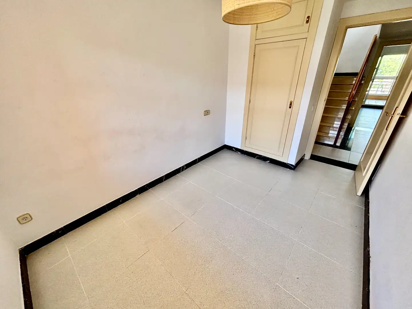 Einfamilien-Reihenhaus zum Verkauf in Alicante / Alacant mit Klimaanlage, Privatgarten und Terrasse