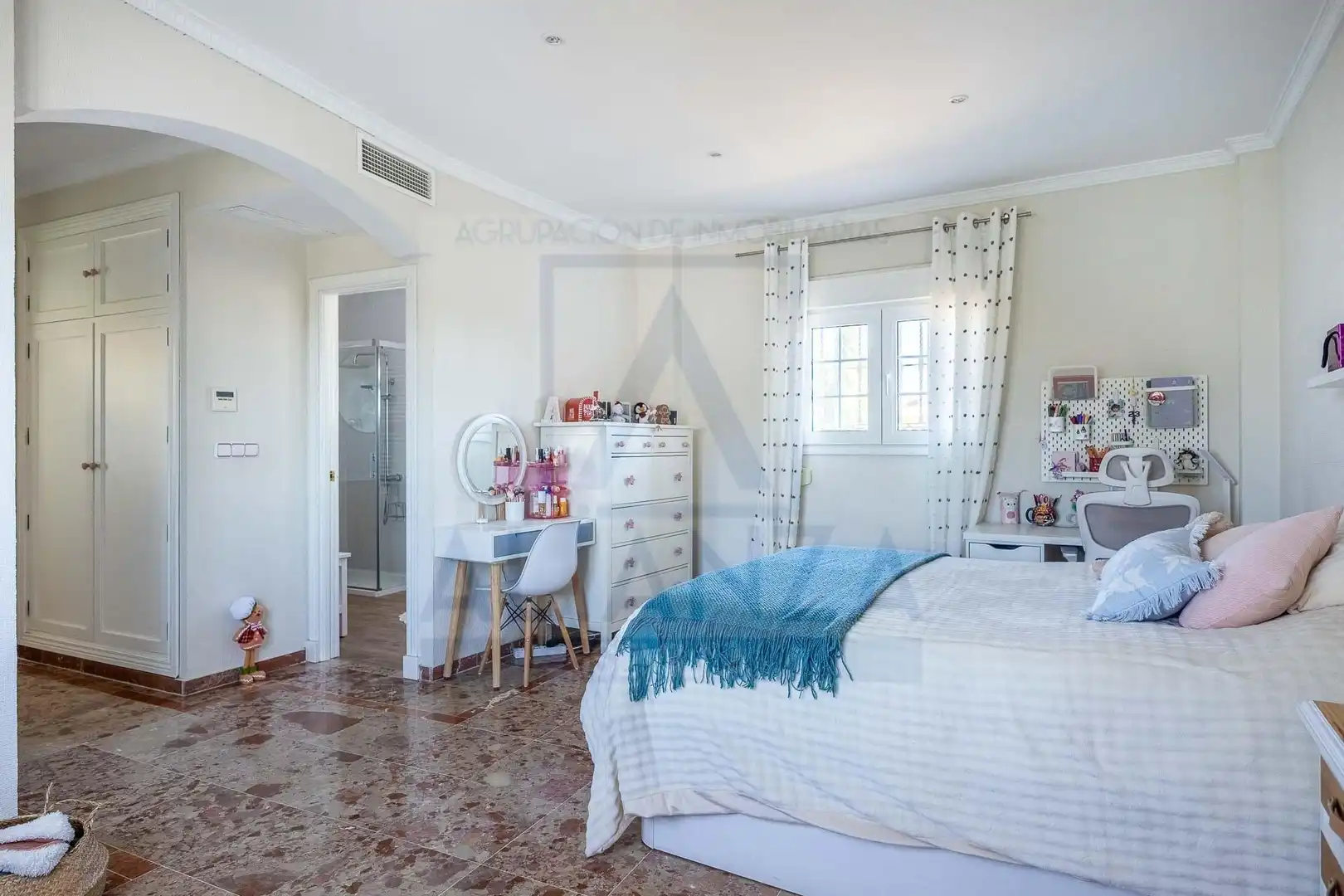 Bedroom of Houses for sale in Valencina de la Concepción  with Air Conditioner, Private garden and Community pool