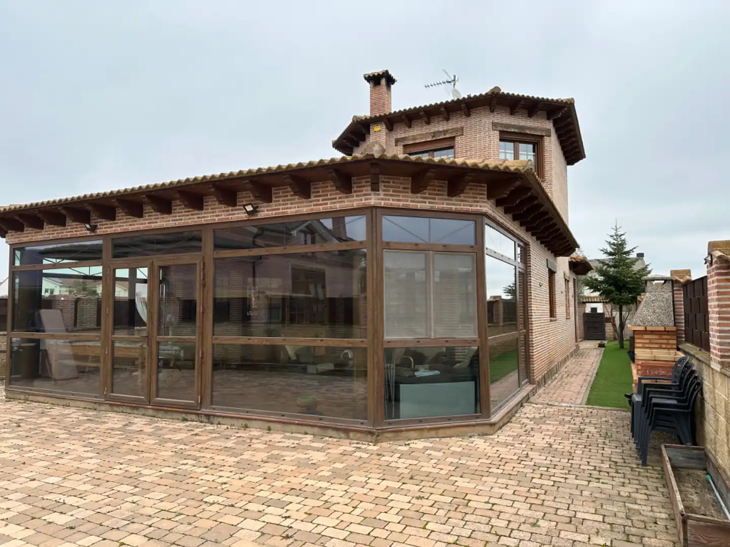 Vista exterior de Casa o xalet en venda en Venta de Baños amb Calefacció, Jardí privat i Alarma