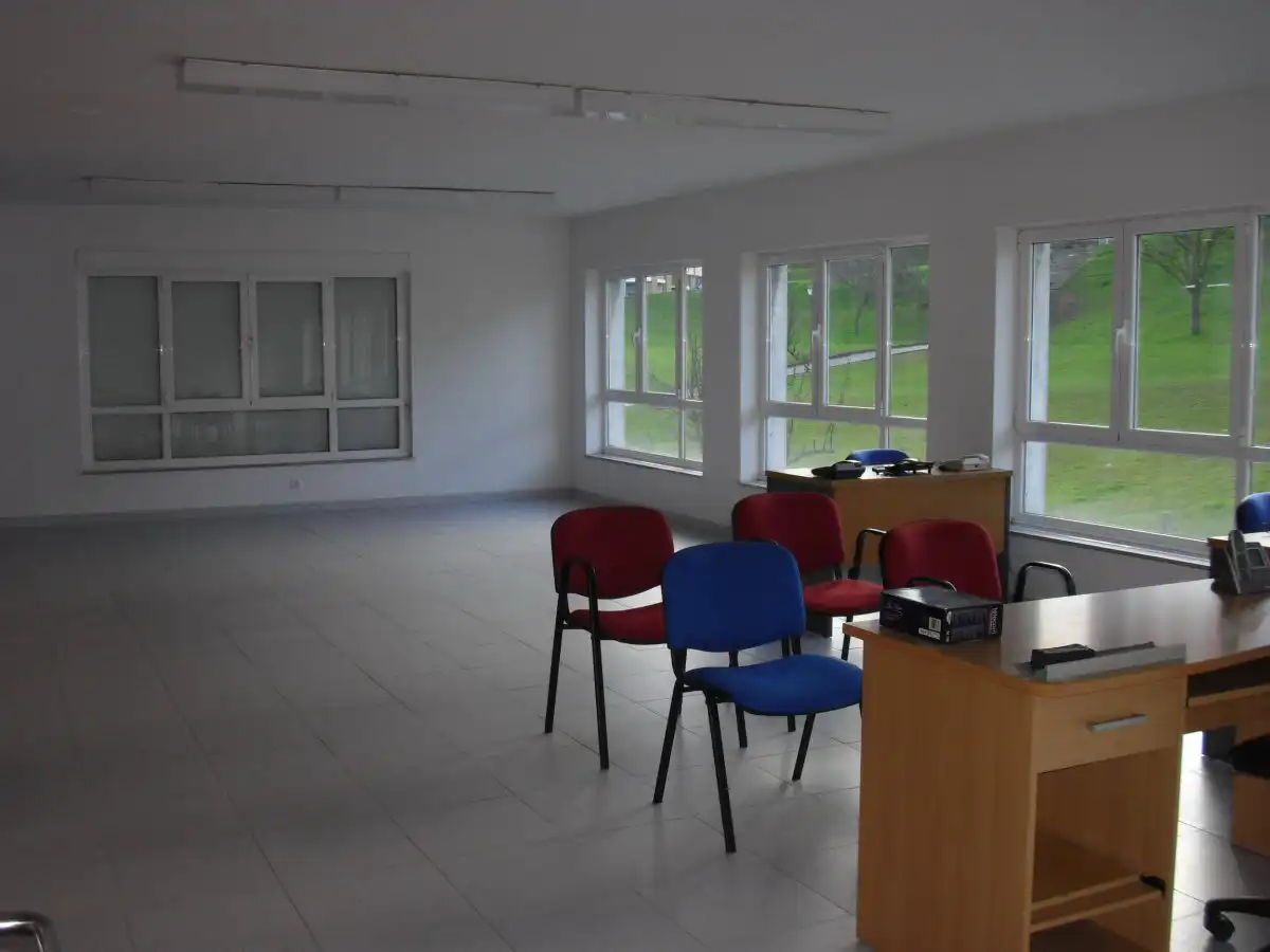 Oficina en venda en Oviedo  amb Calefacció