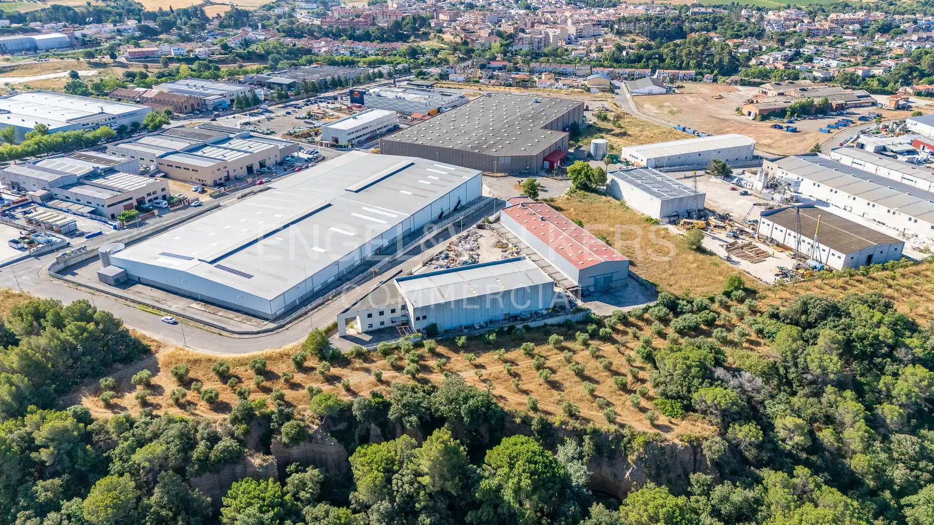 Außenansicht von Fabrikhallen zum Verkauf in Piera