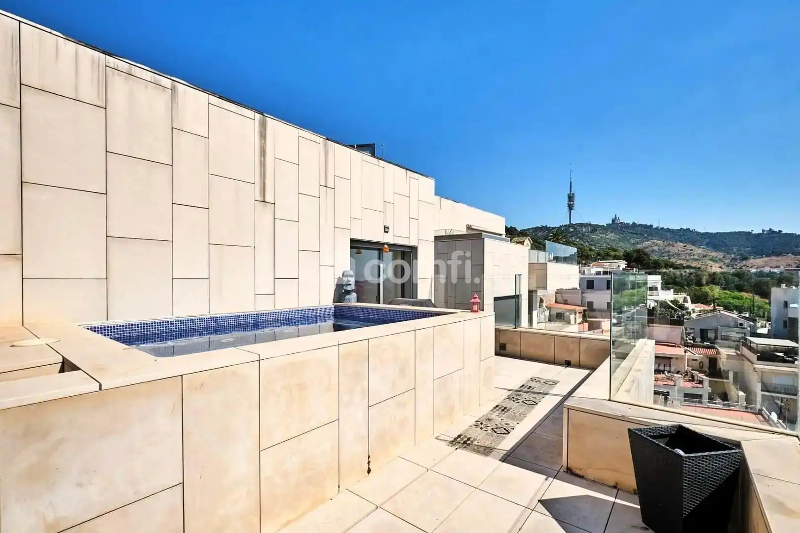 Terrasse von Einfamilien-Reihenhaus zum Verkauf in Barcelona mit Klimaanlage, Heizung und Terrasse