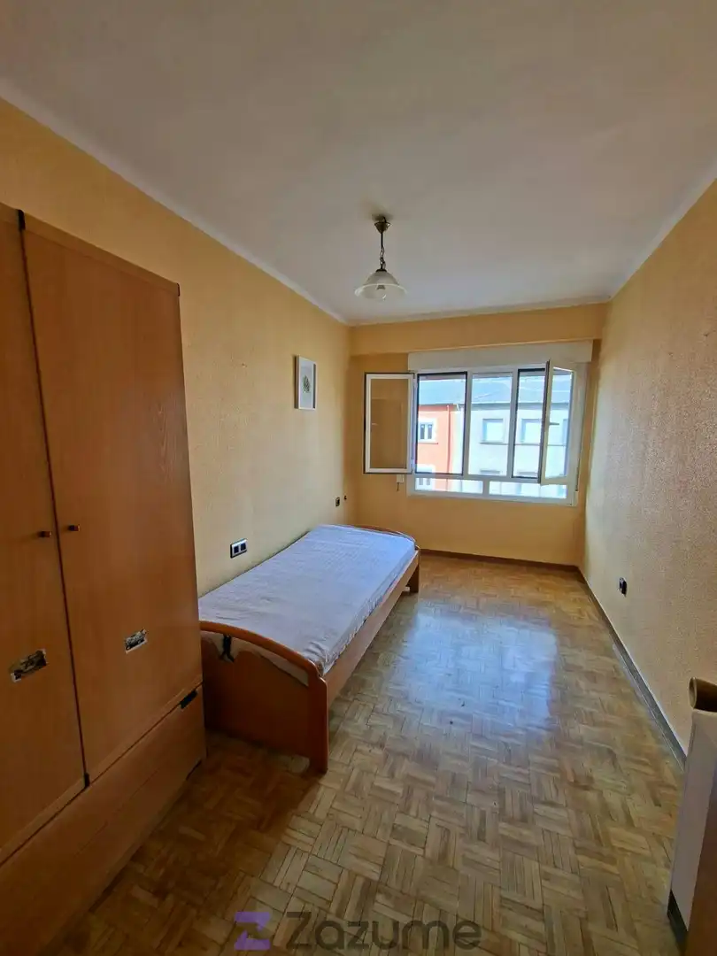 Bedroom of Flat for rent in Ponferrada  with Heating, Parquet flooring and Furnished
