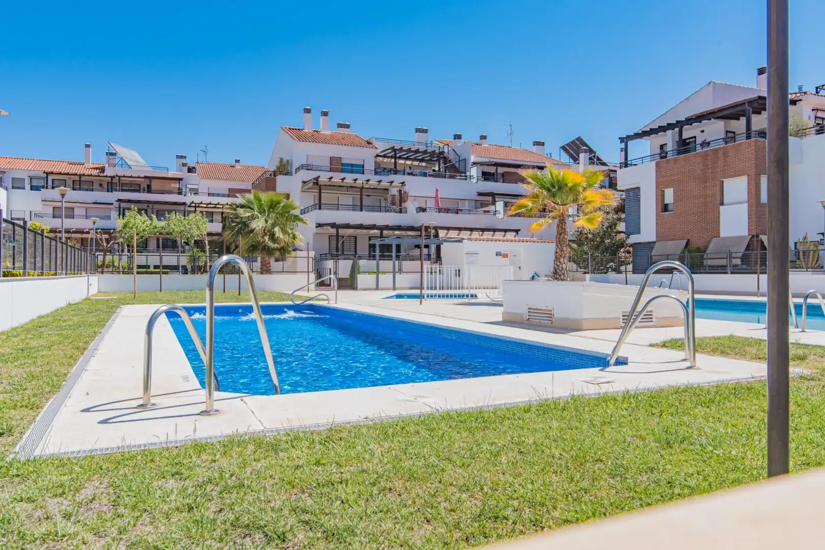Piscina de Pis en venda en Albolote amb Jardí privat, Terrassa i Moblat