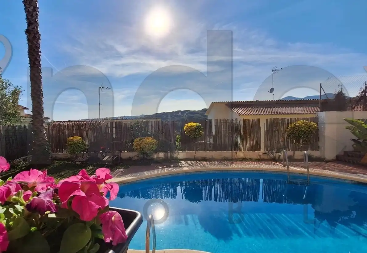 Piscina de Casa o chalet en venta en Arenys de Mar con Calefacción, Jardín privado y Parquet