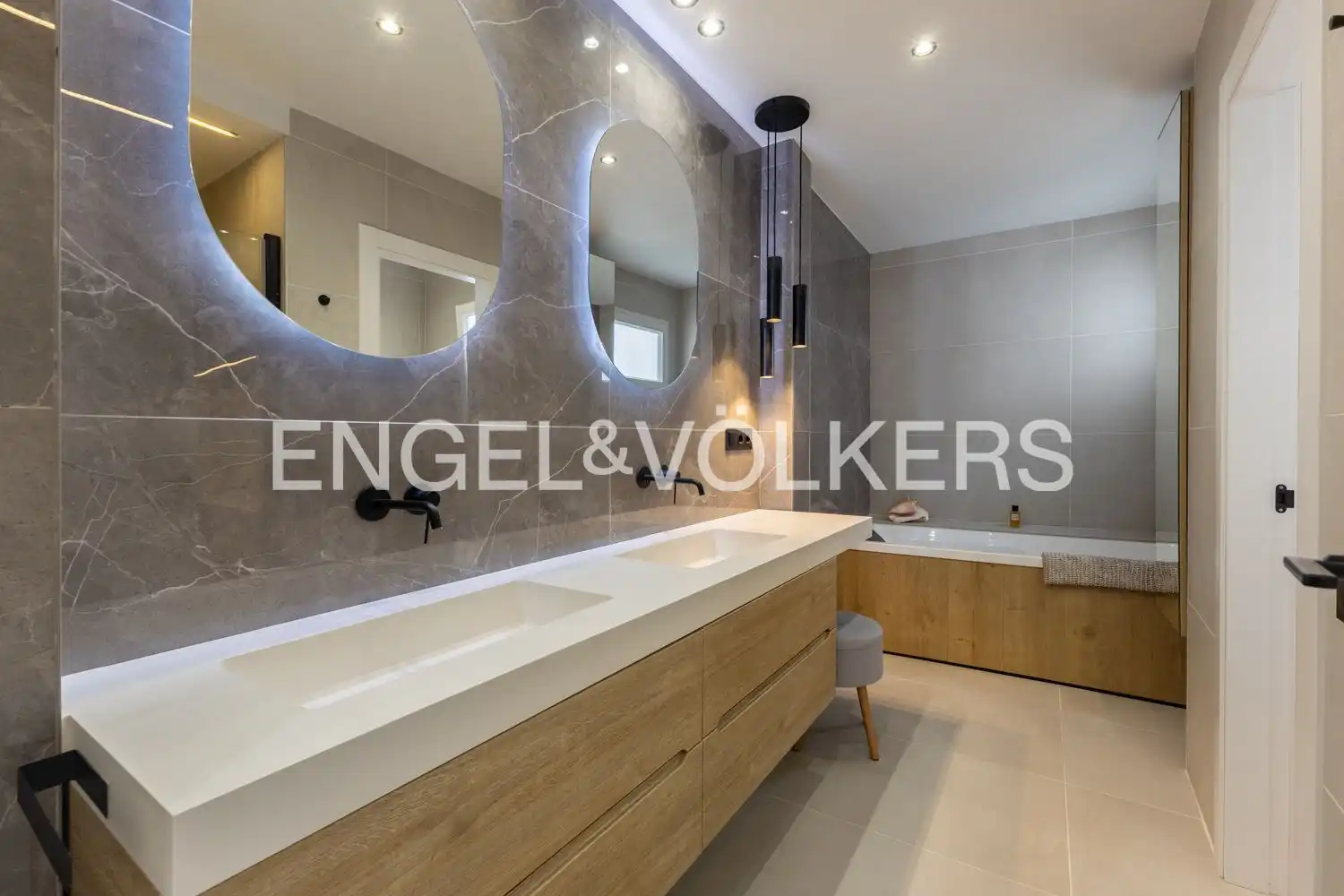 Bathroom of Flat for sale in Valencia  with Air Conditioner, Heating and Balcony
