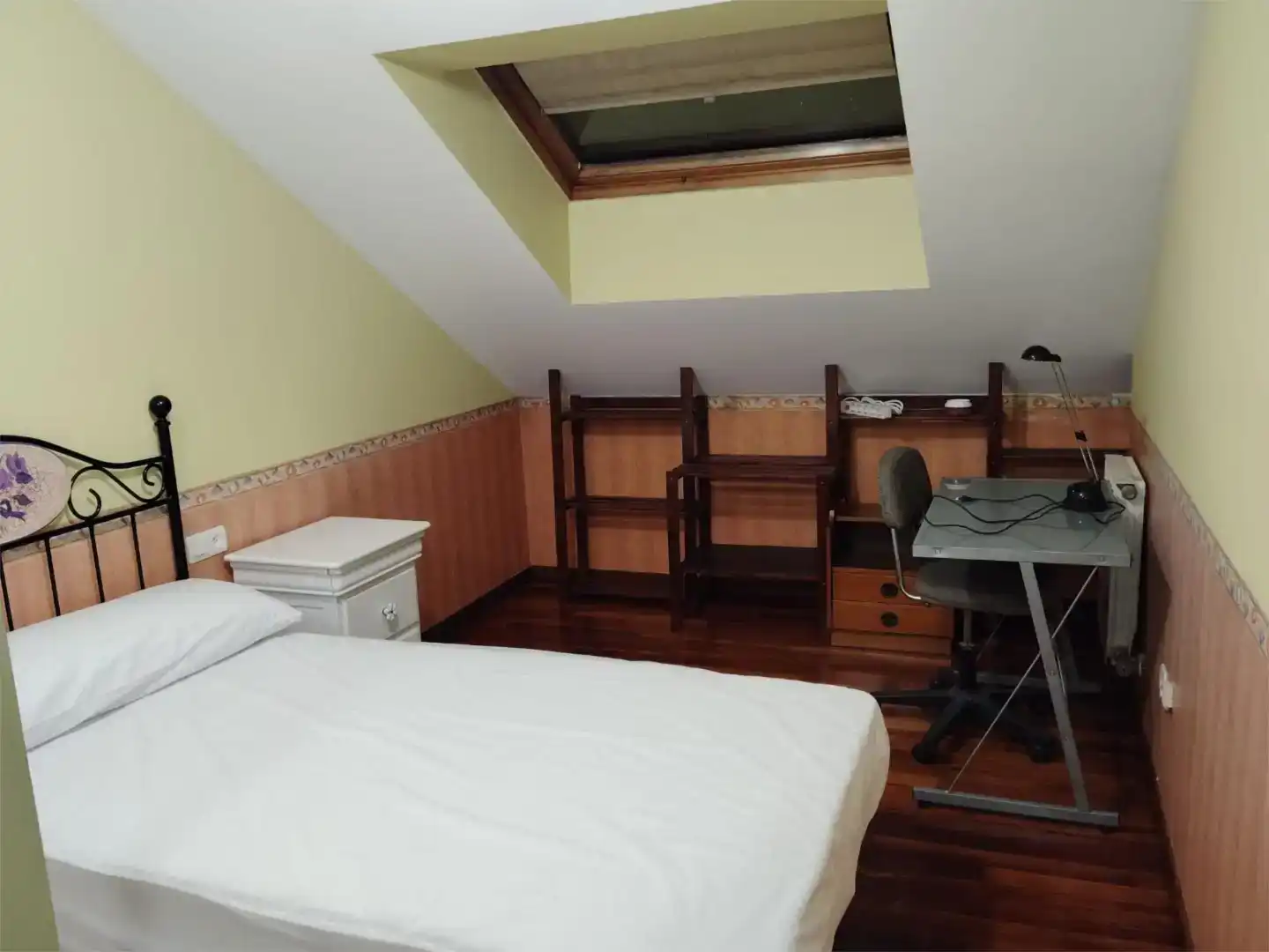Schlafzimmer von Dachboden zur Miete in Pontevedra Capital  mit Parkett, Abstellraum und Möbliert