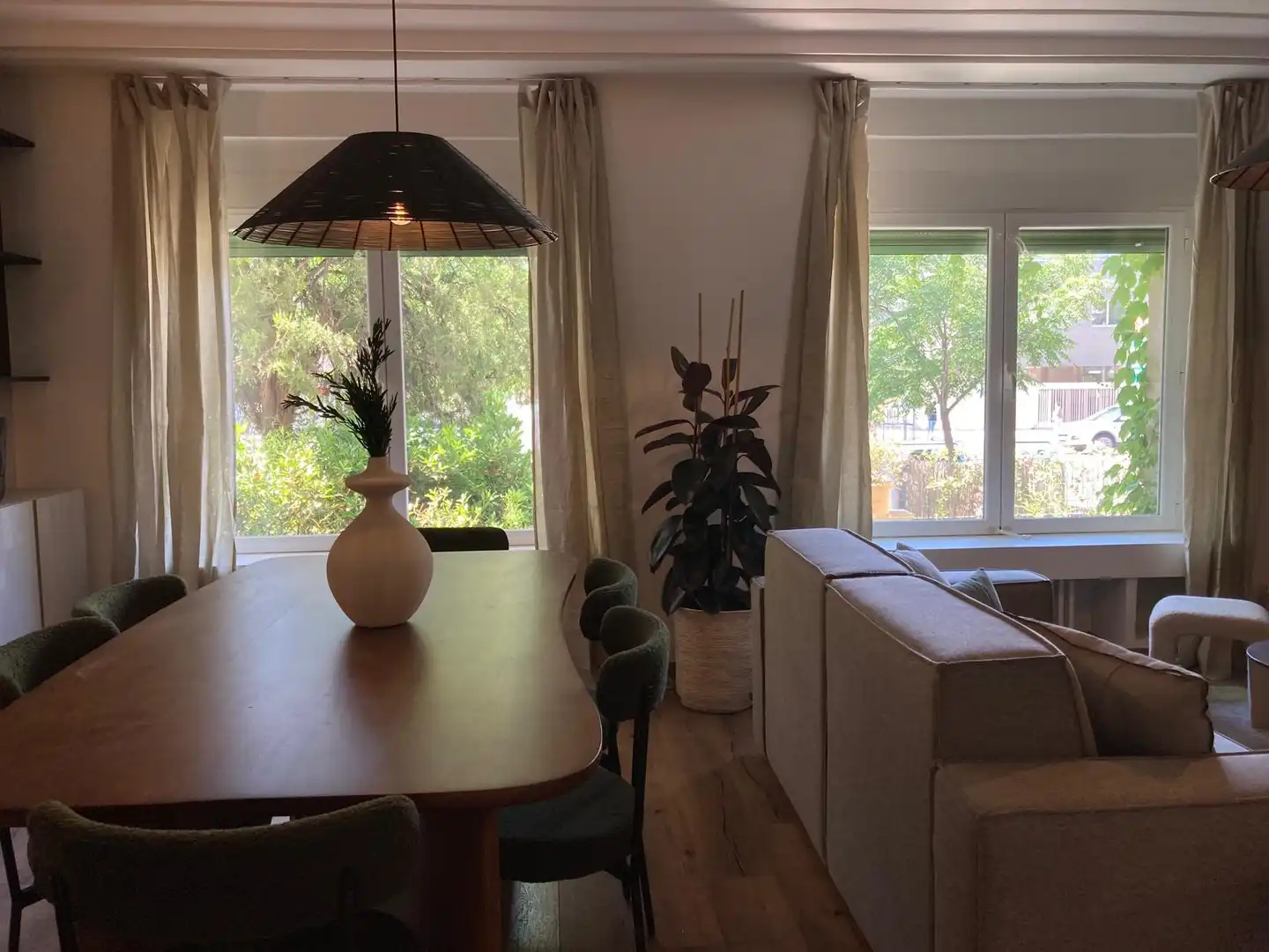 Menjador de Apartament de lloguer en Madrid amb Aire condicionat, Calefacció i Moblat