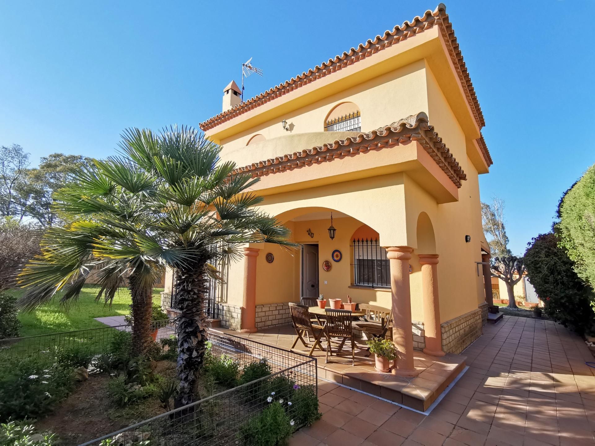 Vista exterior de Casa o xalet en venda en Chiclana de la Frontera amb Calefacció, Jardí privat i Parquet