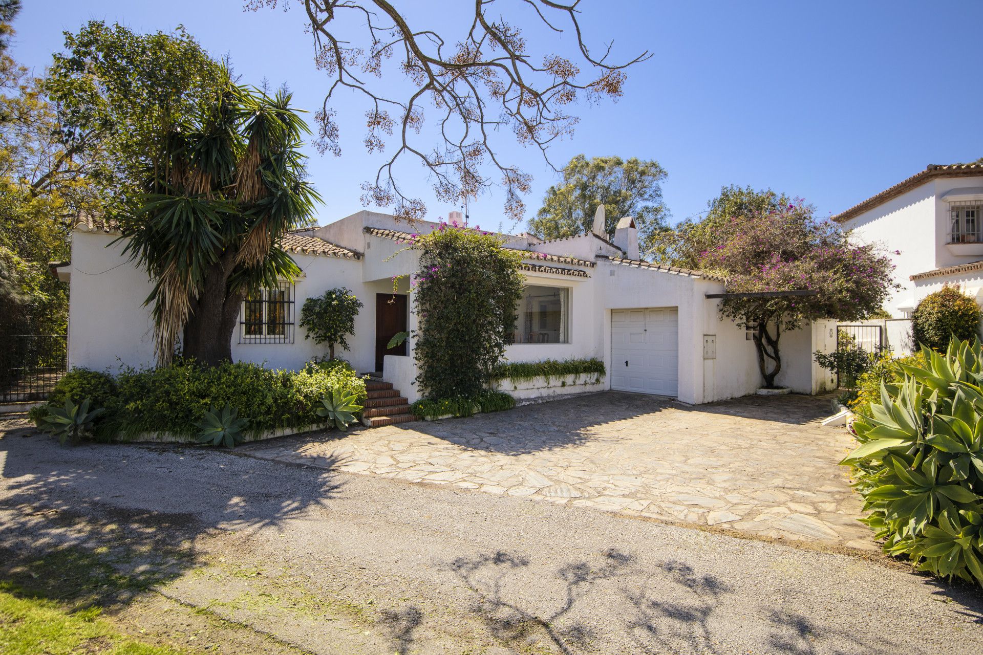 Vista exterior de Casa o xalet en venda en Marbella amb Jardí privat, Terrassa i Traster