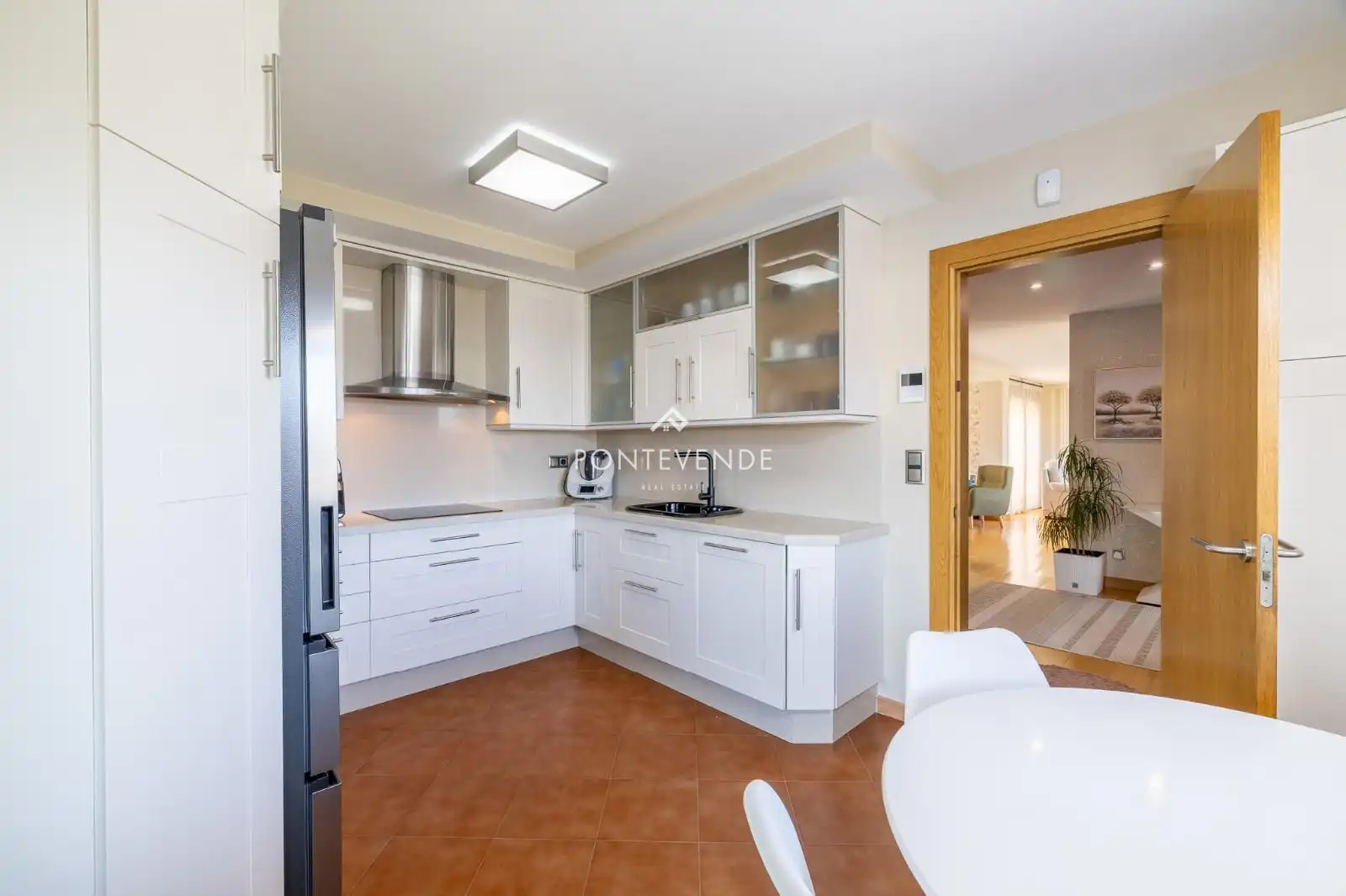 Cuina de Casa o xalet en venda en Vigo  amb Calefacció, Jardí privat i Terrassa
