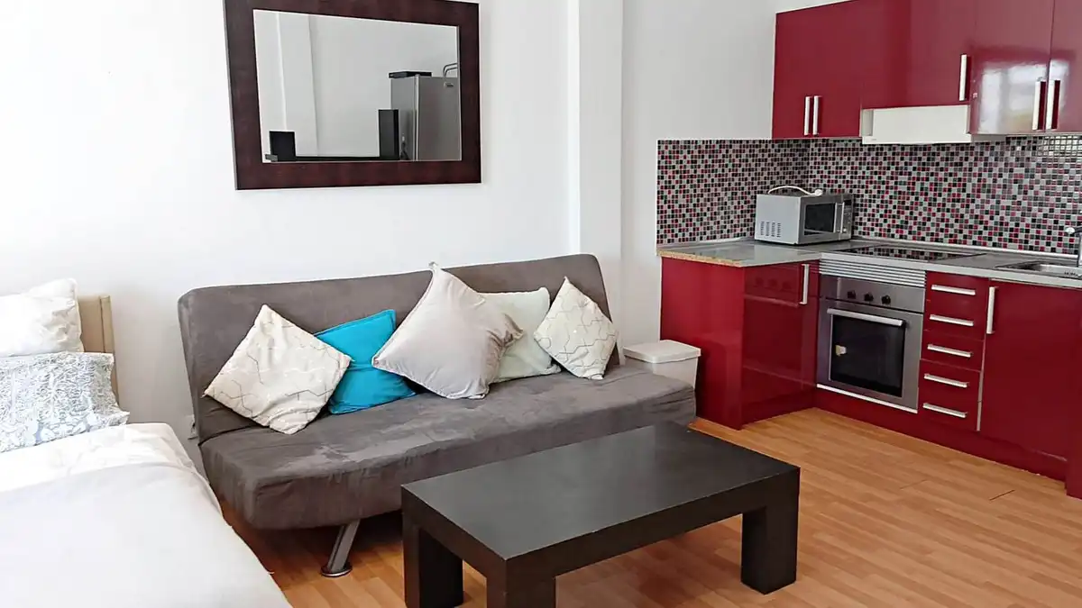 Sala d'estar de Estudi en venda en Marbella amb Aire condicionat, Jardí privat i Terrassa