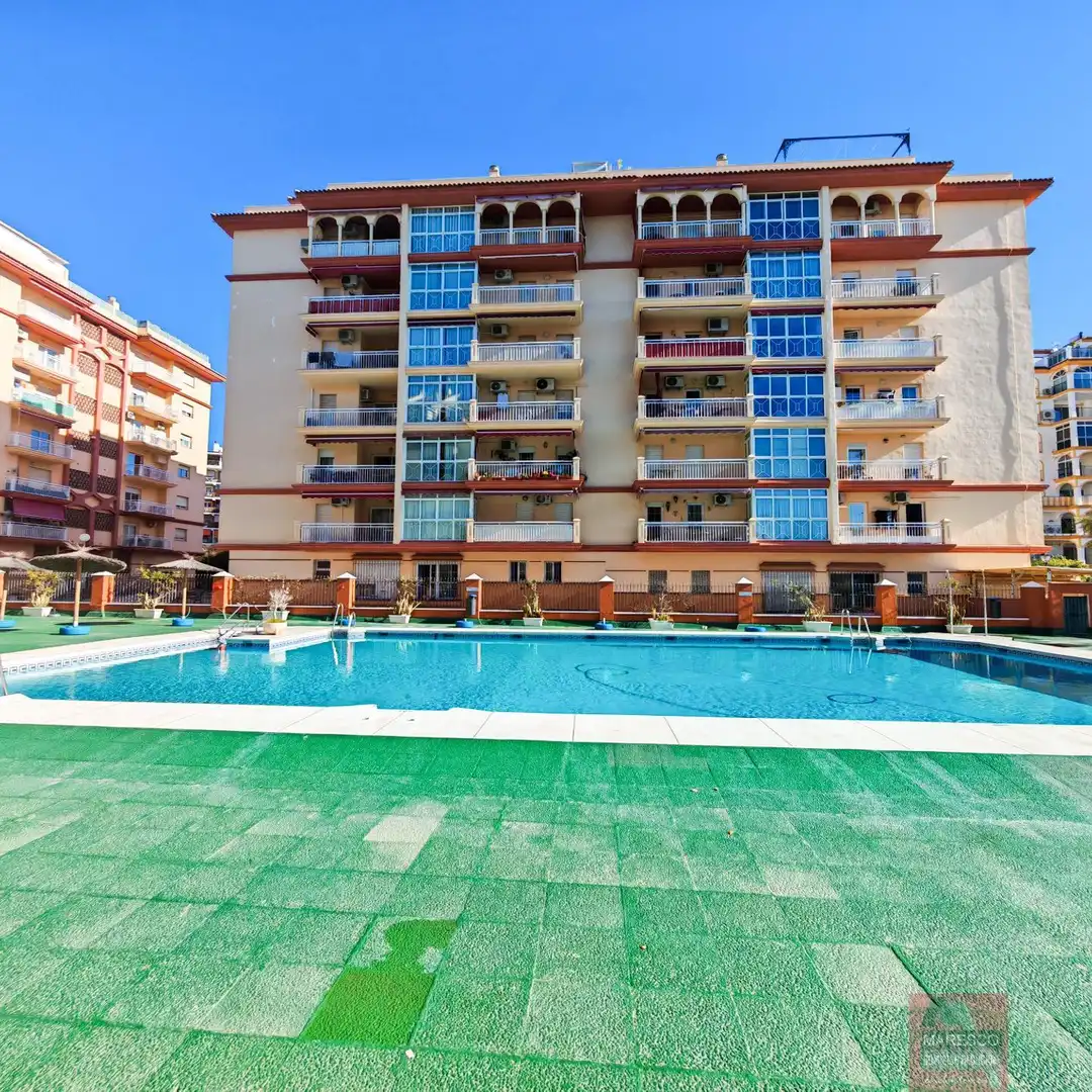 Schwimmbecken von Wohnung zum Verkauf in Fuengirola mit Klimaanlage, Terrasse und Abstellraum