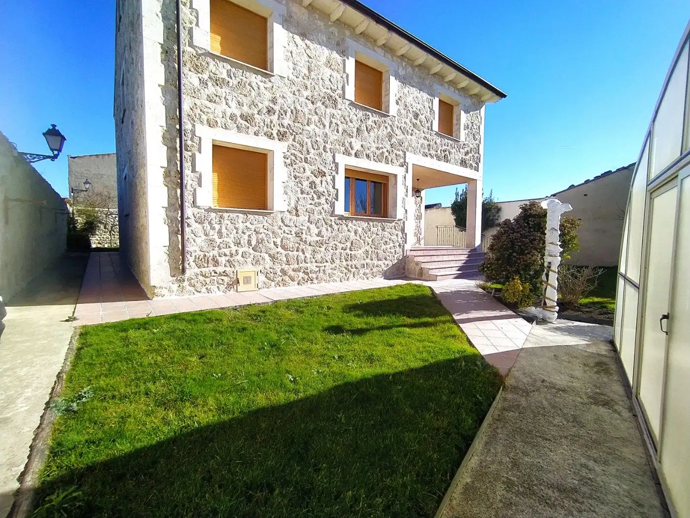 Vista exterior de Casa o chalet en venta en Cozuelos de Fuentidueña con Calefacción, Jardín privado y Piscina