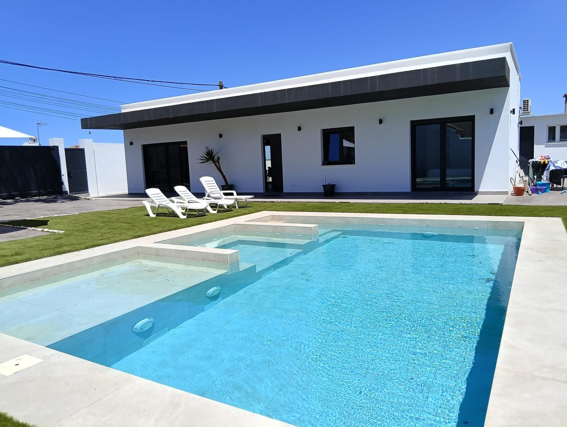 Piscina de Casa o xalet en venda en Chiclana de la Frontera