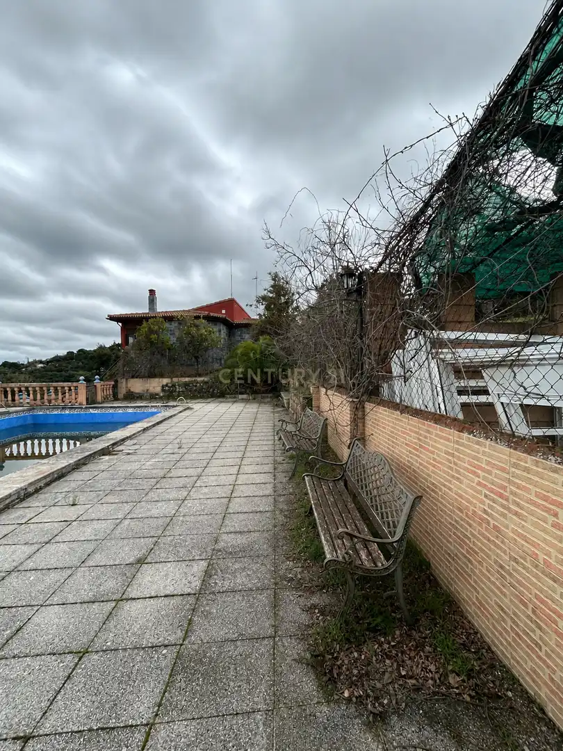 Vista exterior de Casa o xalet en venda en Cáceres amb Jardí privat i Piscina