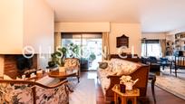 Sala d'estar de Casa adosada en venda en La Moraleja amb Aire condicionat