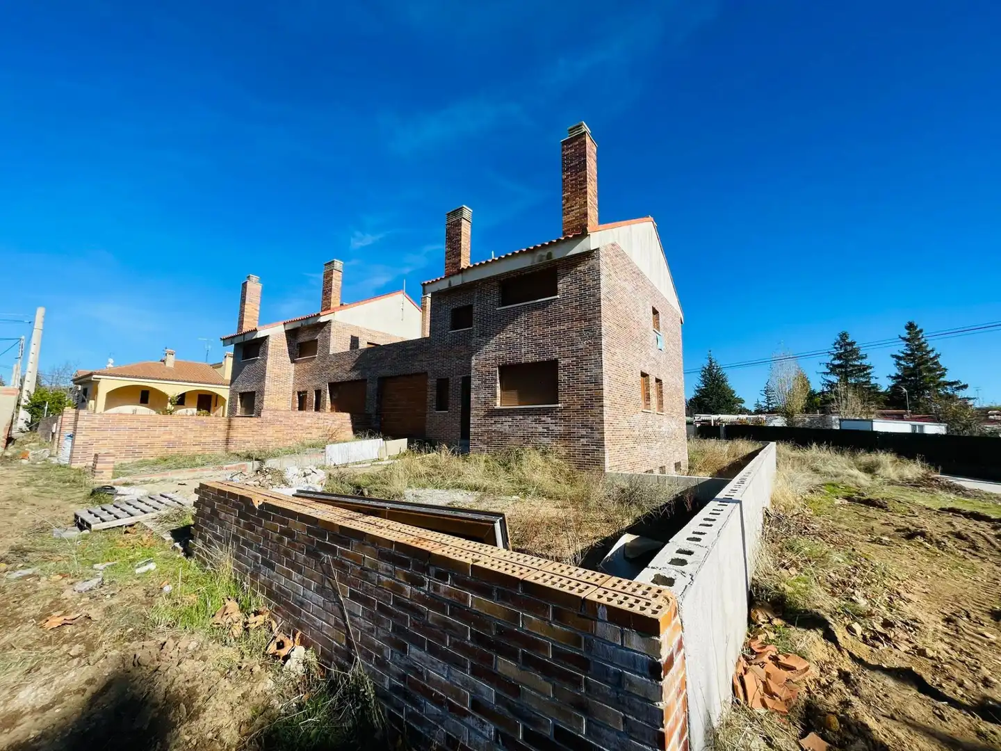 Vista exterior de Casa adosada en venta en Navalperal de Pinares con Jardín privado, Terraza y Alarma