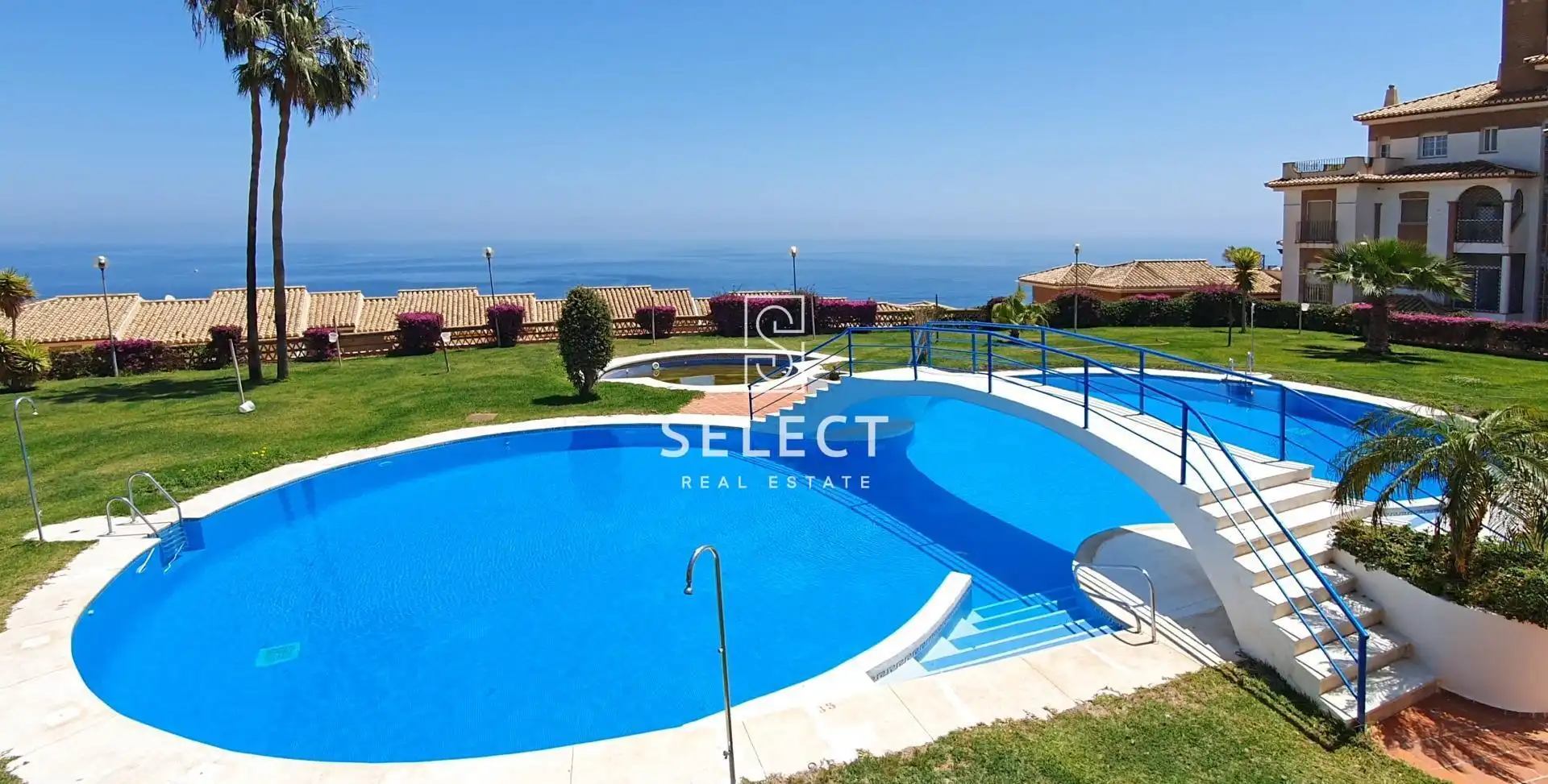 Piscina de Apartamento en venta en Almuñécar con Aire acondicionado, Calefacción y Jardín privado