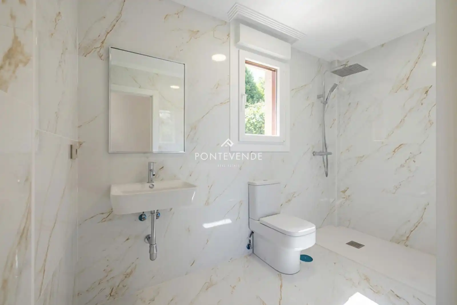 Bathroom of Houses for sale in Sanxenxo  with Private garden, Parquet flooring and Terrace