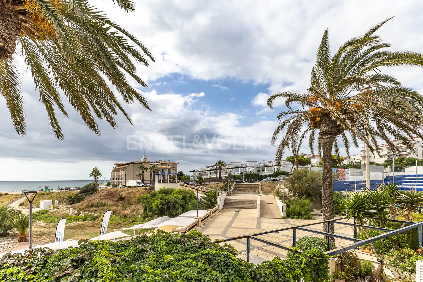 Vista exterior de Pis de lloguer en Sitges amb Aire condicionat, Calefacció i Terrassa