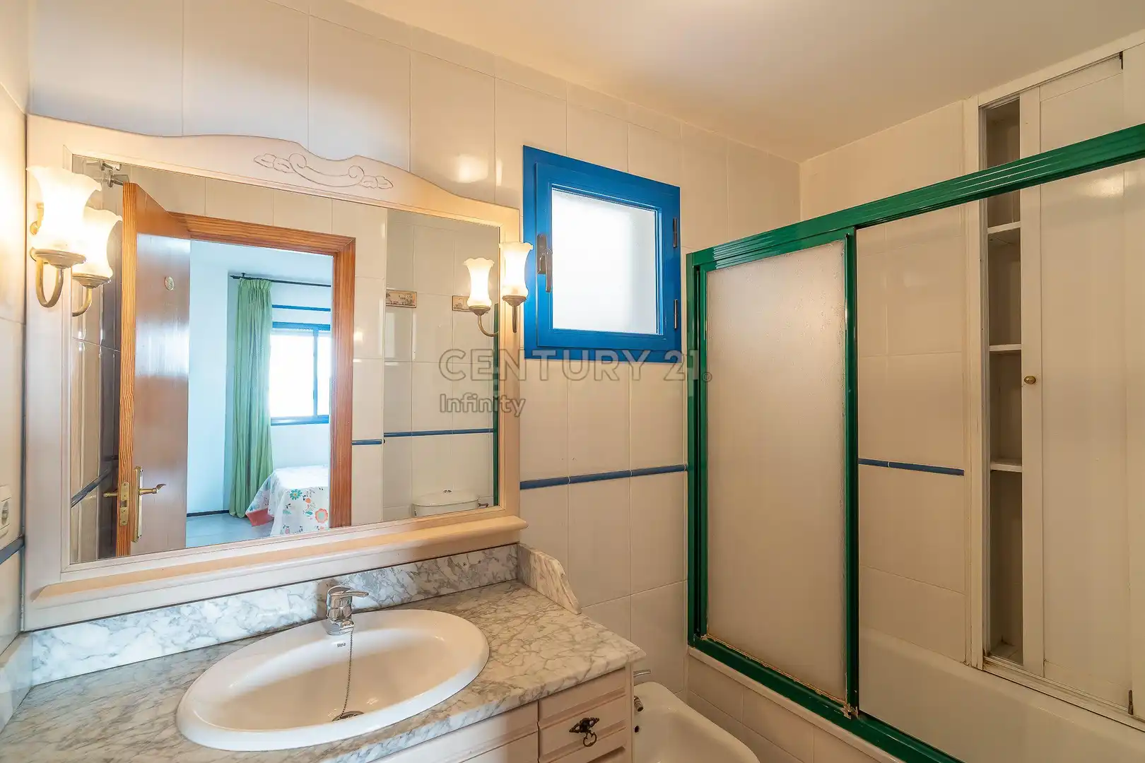Baño de Apartamento en venta en Estepona con Jardín privado, Horno y Piscina comunitaria