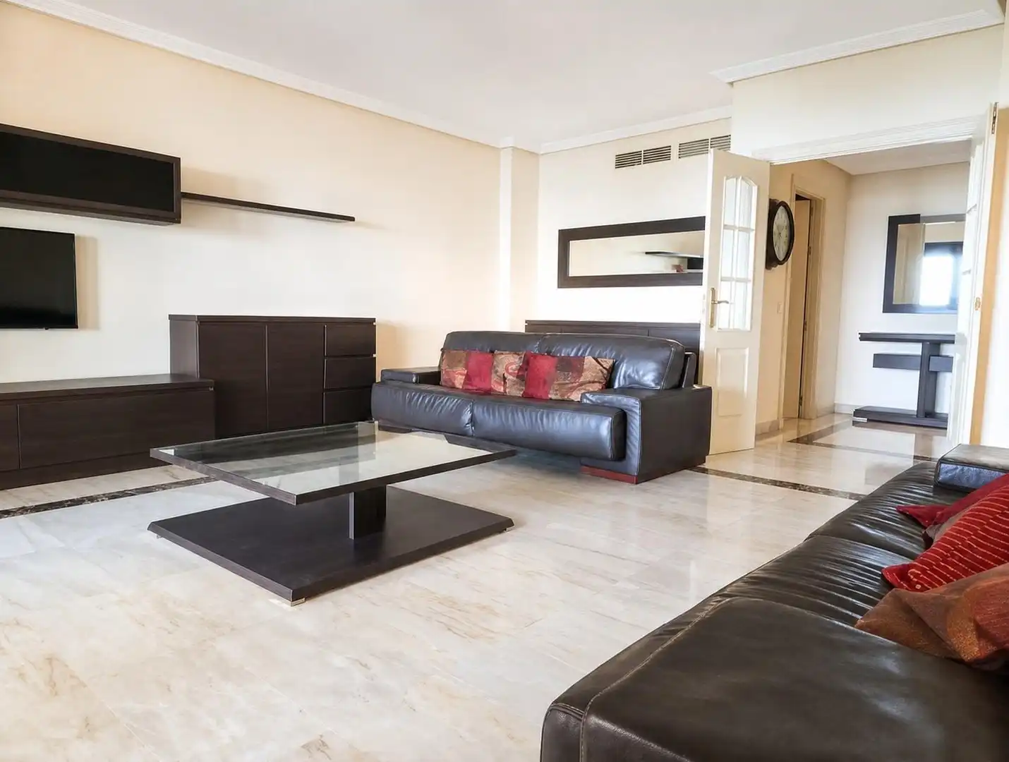 Wohnzimmer von Wohnung zum Verkauf in Benalmádena mit Klimaanlage, Privatgarten und Terrasse