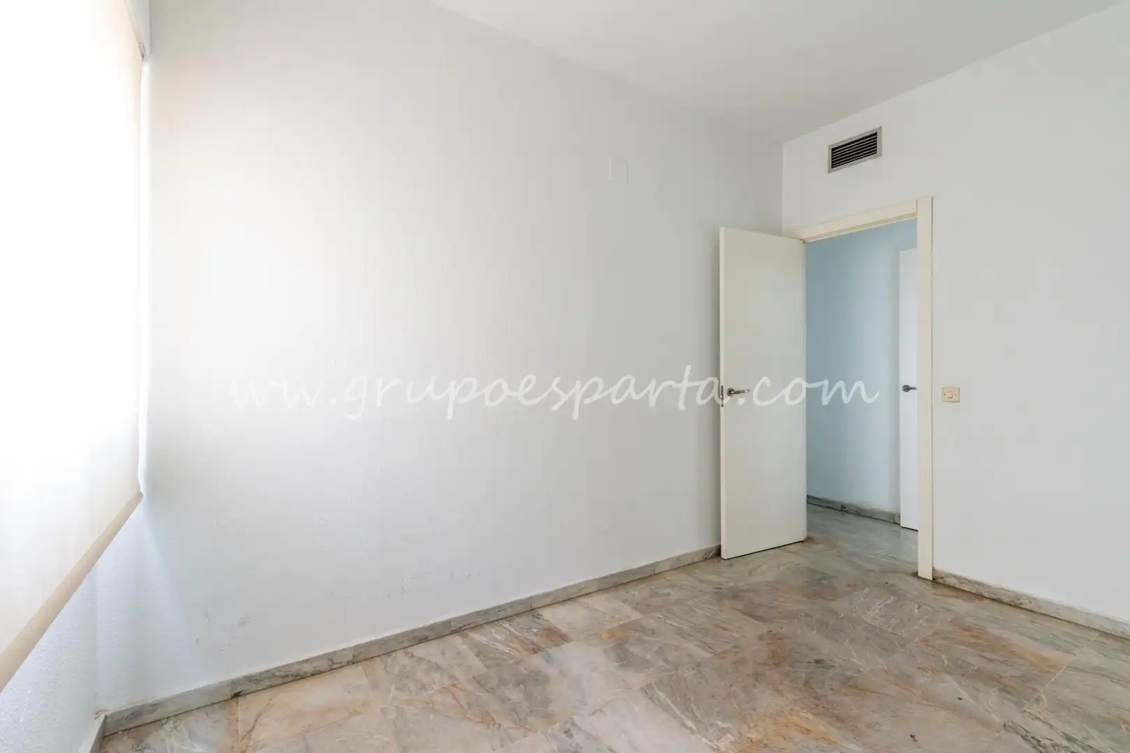 Flat for sale in Sevilla  with Air Conditioner and Balcony