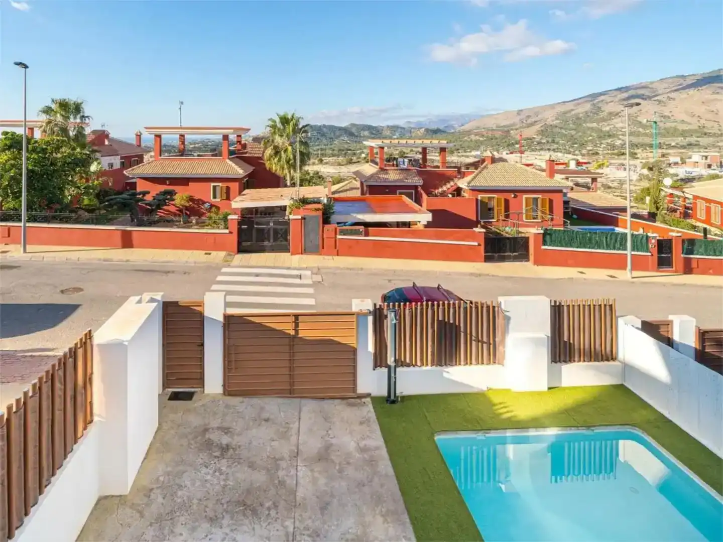Vista exterior de Casa o xalet en venda en Finestrat amb Aire condicionat, Piscina i Balcó