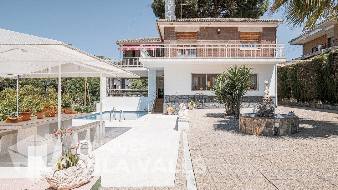 Vista exterior de Casa o xalet en venda en Lliçà d'Amunt amb Calefacció, Jardí privat i Terrassa